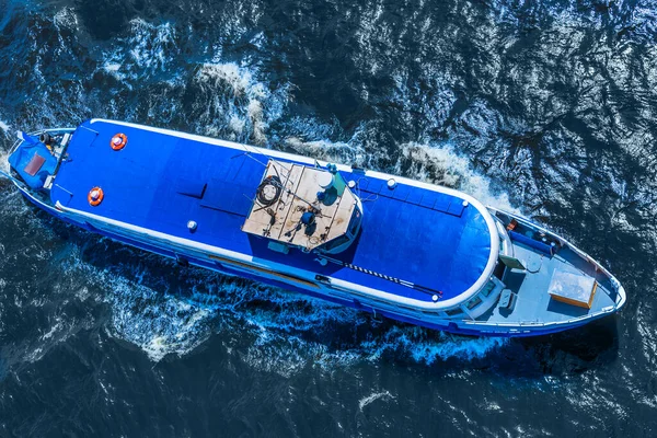 Vista Dall Alto Una Barca Crociera Nel Mare Blu — Foto Stock