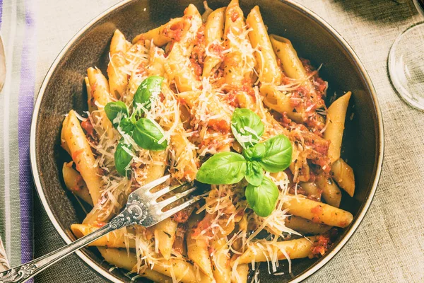 이탈리아의 요리인 파사올 Pasta Allarrabbiata 접시에 토마토 소스를 곁들인 클로즈업 — 스톡 사진