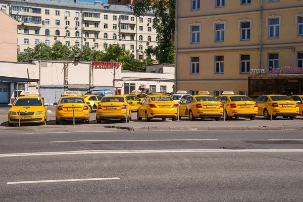 Rosja Moskwa Maja 2018 Parking Dla Taksówek Firmy Yandex Taxi — Zdjęcie stockowe