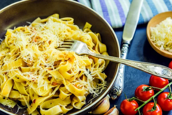 Tradiční Italské Vegetariánské Jídlo Těstoviny Fettuccine Rajčaty Rustikálním Talíři — Stock fotografie