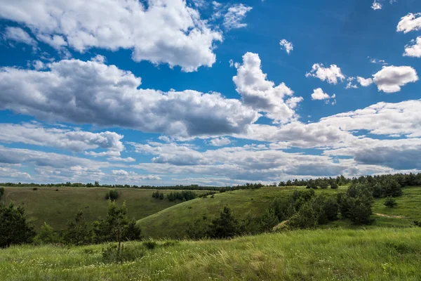 Güzel yaz manzarası - tepeler ve güzel mavi gökyüzü ufukta bulutlar