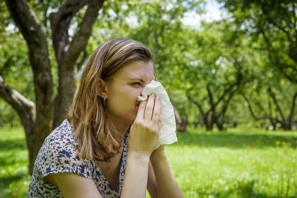 Jeune Femme Souffrant Allergies Herbe Pollen Été Nez Qui Coule — Photo