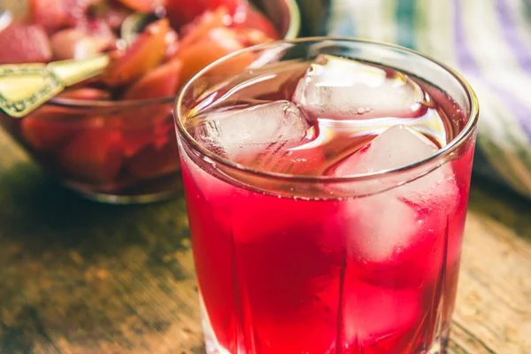 Bevanda Frutta Rossa Con Ghiaccio Sfondo Rustico — Foto Stock