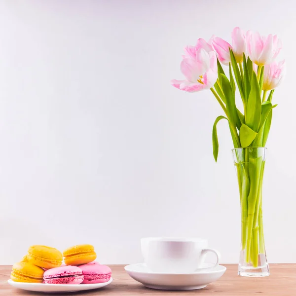 Strauß Rosa Tulpen Einer Vase Eine Tasse Tee Und Kuchen — Stockfoto