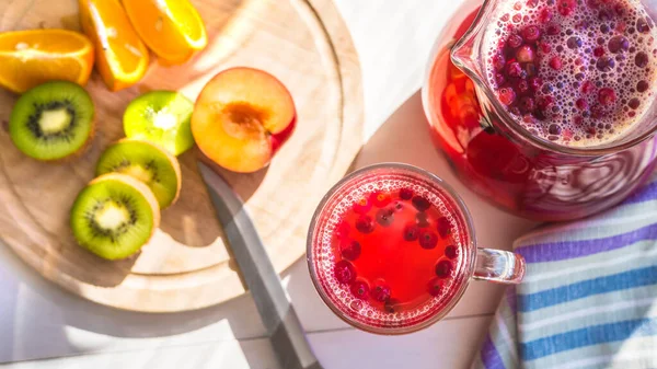 Frisches Preiselbeerkompott Krug Und Ein Glas Getränk Auf Dem Tisch — Stockfoto