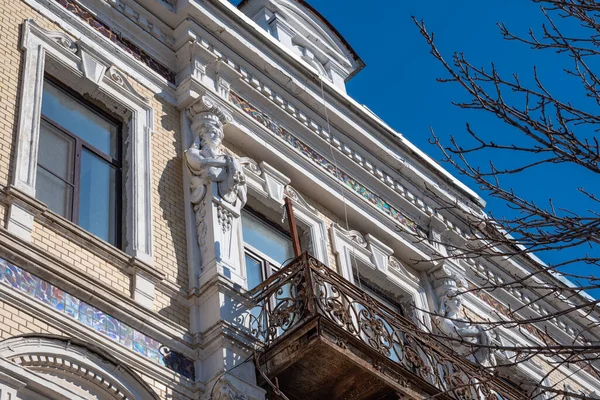 2019年3月14日 俄罗斯萨拉托夫 一座有阳台的历史性房屋的立面 俄罗斯省级建筑 — 图库照片