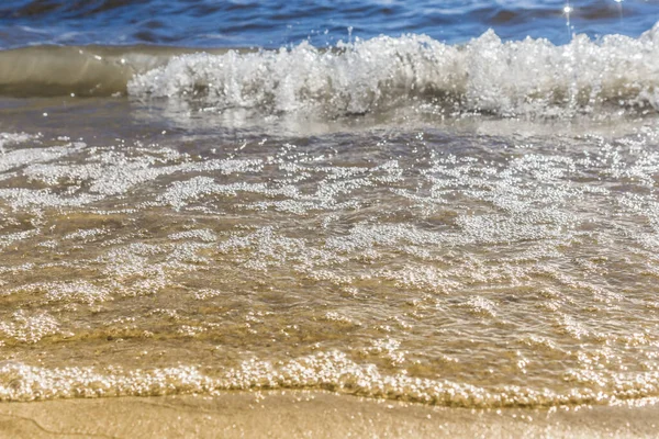 黄色沙滩上的蓝色波浪 — 图库照片