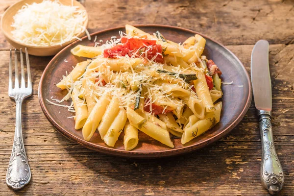 Pasta Italiana Clásica Con Calabacín Tomates Tartle Arcilla Sobre Una — Foto de Stock