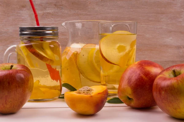 Refrescante Desintoxicación Fría Manzanas Melocotones Cítricos Vaso Sobre Una Mesa — Foto de Stock