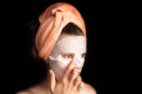 Jeune Femme Avec Masque Feuille Cosmétique Sur Fond Sombre Concept — Photo