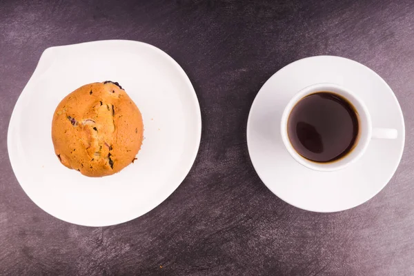 Frischer Muffin Mit Beeren Und Einer Tasse Kaffee Draufsicht — Stockfoto