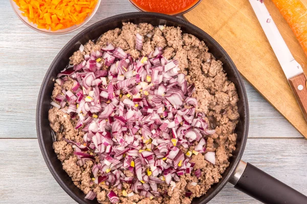 Carne Picada Con Cebolla Para Salsa Boloñesa Frita Una Sartén — Foto de Stock