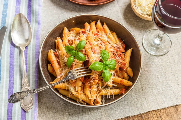 파사올 Pasta Allarrabbiata 배경에 치즈와 포도주를 곁들인 전통적 이탈리아 — 스톡 사진