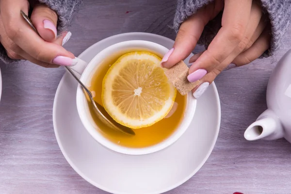寒い秋や冬の日にレモンとお茶の女性の手を保持カップ — ストック写真