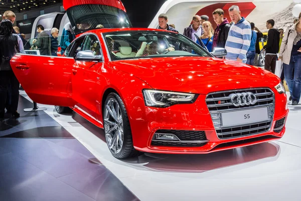 Rusya, Moskova, Moskova Otomobil Fuarı 31 Ağustos 2014 - Spor Audi S5