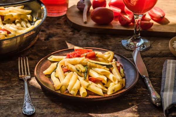 Tradycyjny Włoski Rustykalny Obiad Penne Makaronem Grillowaną Cukinią Pomidorami Oraz — Zdjęcie stockowe