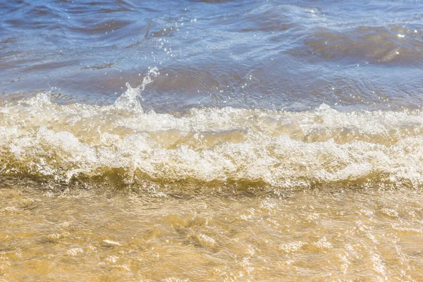 黄色沙滩上的蓝色波浪 — 图库照片