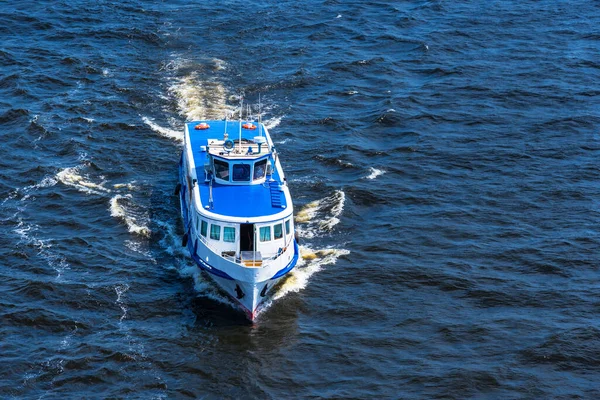 Mavi Denizde Orta Yolcu Gemisi Üst Manzara — Stok fotoğraf