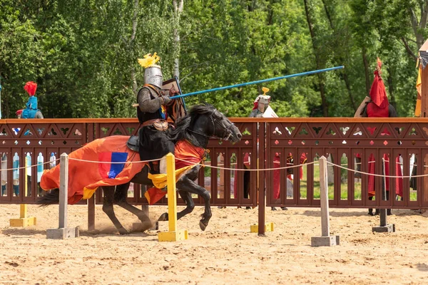 Moscou Rússia Junho 2019 Cavaleiro Armadura Medieval Cavalo Com Uma — Fotografia de Stock