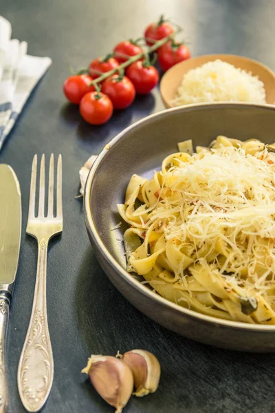 Tradiční Italské Vegetariánské Těstoviny Fettuccine Rajčaty Parmezánem Rustikální Talíř — Stock fotografie