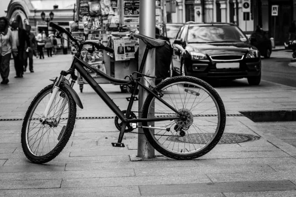 Bicycle Tied Pole City Black White — Stock Photo, Image