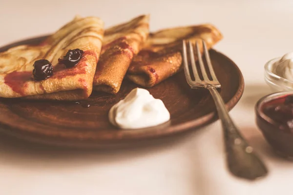Dorfpfannkuchen Mit Marmelade Auf Einem Rustikalen Tablett Zum Frühstück — Stockfoto