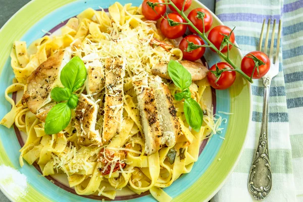 접시에 토마토와 닭고기를 곁들인 전통적 이탈리아 파스타 — 스톡 사진