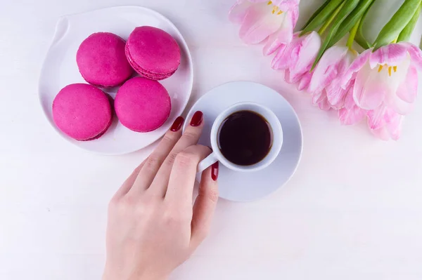 Weibliche Hand Mit Einer Tasse Kaffee Und Blumen Auf Einem — Stockfoto