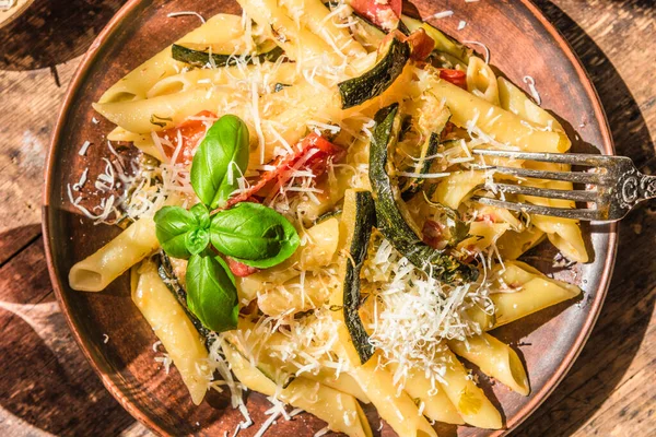 점토판에 주치니 토마토를 고전적 이탈리아 파스타 — 스톡 사진