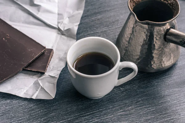 Halbleere Tasse Kaffee Und Schokolade Auf Dem Tisch — Stockfoto