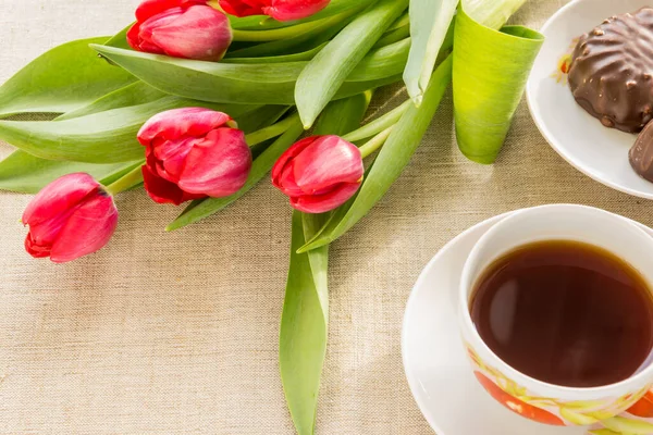 Eine Tasse Kaffee Und Bonbons Auf Dem Tisch Und Ein — Stockfoto