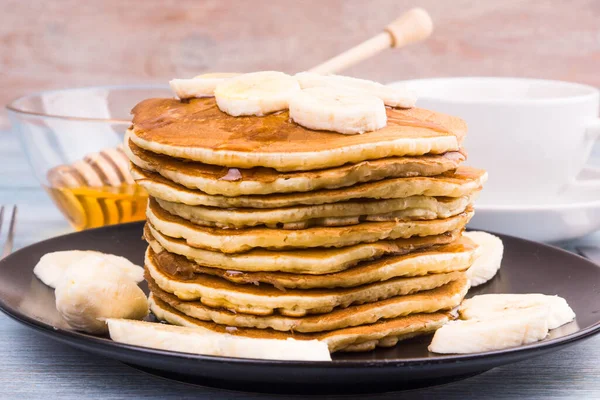 Deliciosos Panqueques Tradicionales Americanos Con Rodajas Plátano Miel — Foto de Stock