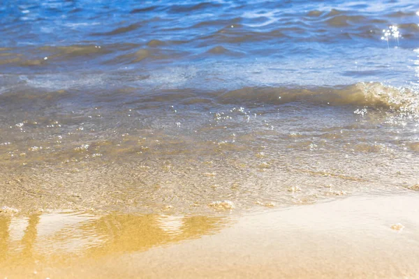 在阳光明媚的日子里 有蓝色的波浪和黄色的沙子的海岸 放松的概念 — 图库照片