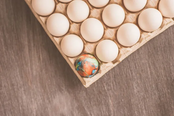 Красочные Яйца Картонная Коробка Белыми Яйцами — стоковое фото