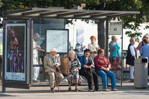 Moskwa Rosja Września 2019 Starsi Ludzie Siedzą Przystanku Komunikacji Miejskiej — Zdjęcie stockowe