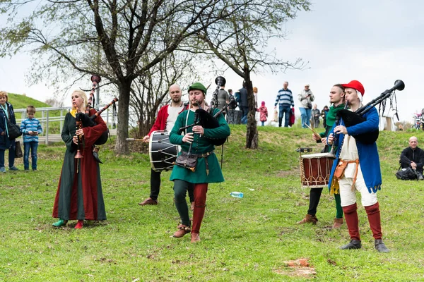 2018 Russia Moscow Kolomenskoye Park 2018 Folklore Group Plays Bagpipe — 스톡 사진