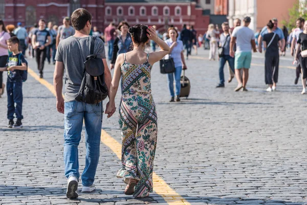Russia Moscow May 2018 Young Couple Walking Street — Stock Photo, Image