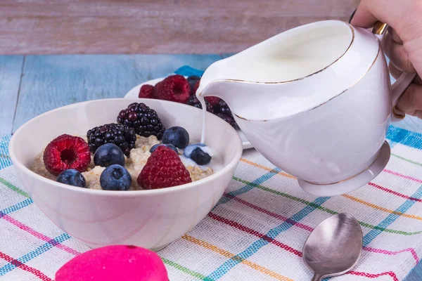 Farine Avoine Aux Framboises Mûres Bleuets Lait Petit Déjeuner Rustique — Photo