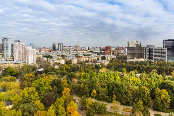 Hermoso Paisaje Urbano Moscú Con Una Vista Del Parque Ciudad —  Fotos de Stock