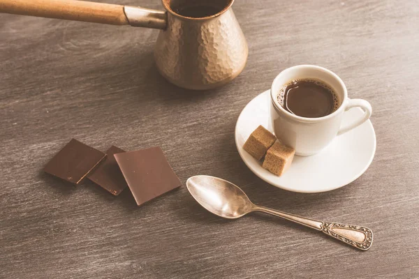 Eine Tasse Kaffee Auf Dem Tisch Türkische Kaffeekanne Und Schokolade — Stockfoto