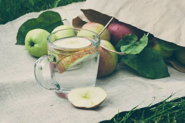 Compota Manzana Jardín Otoño Sobre Fondo Hierba Manzanas Frescas —  Fotos de Stock