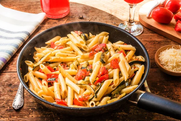 Pasta Italiana Vegetariana Tradicional Con Calabacín Tomates Una Sartén — Foto de Stock