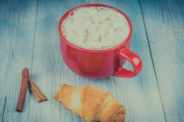 Große Rote Tasse Heiße Schokolade Mit Sahne Eibisch Zimtstangen Und — Stockfoto