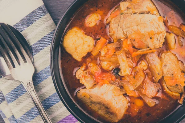 Estofado Cerdo Con Verduras Tazón Negro Pedazo Pan Una Mesa —  Fotos de Stock