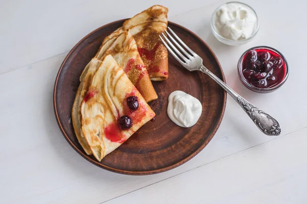 Pfannkuchen Mit Joghurt Und Marmelade Auf Einem Tonteller Und Rustikalem — Stockfoto