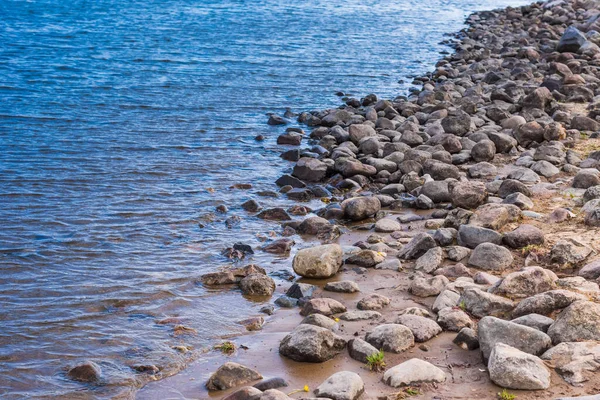 Brzeg Jeziora Kamieniami — Zdjęcie stockowe