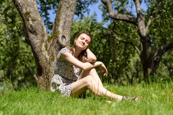 Giovane Donna Carina Siede Riposa Giardino Sotto Albero — Foto Stock