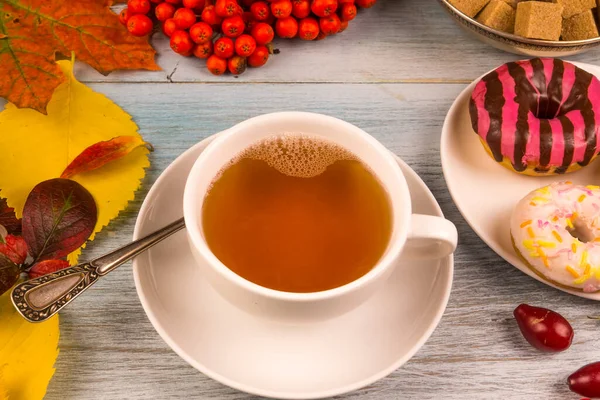 Tasse Tee Und Donuts Mit Bunten Herbstblättern Und Beeren Auf — Stockfoto