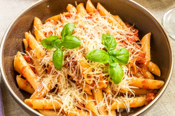 Makarna All 'Arrabbiata. Geleneksel İtalyan yemeği. Köy tabaklarında domates soslu makarna.