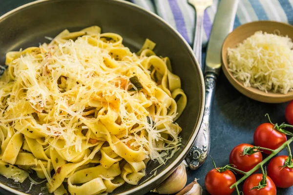 Tradiční Italské Vegetariánské Jídlo Těstoviny Fettuccine Rajčaty Rustikálním Talíři — Stock fotografie